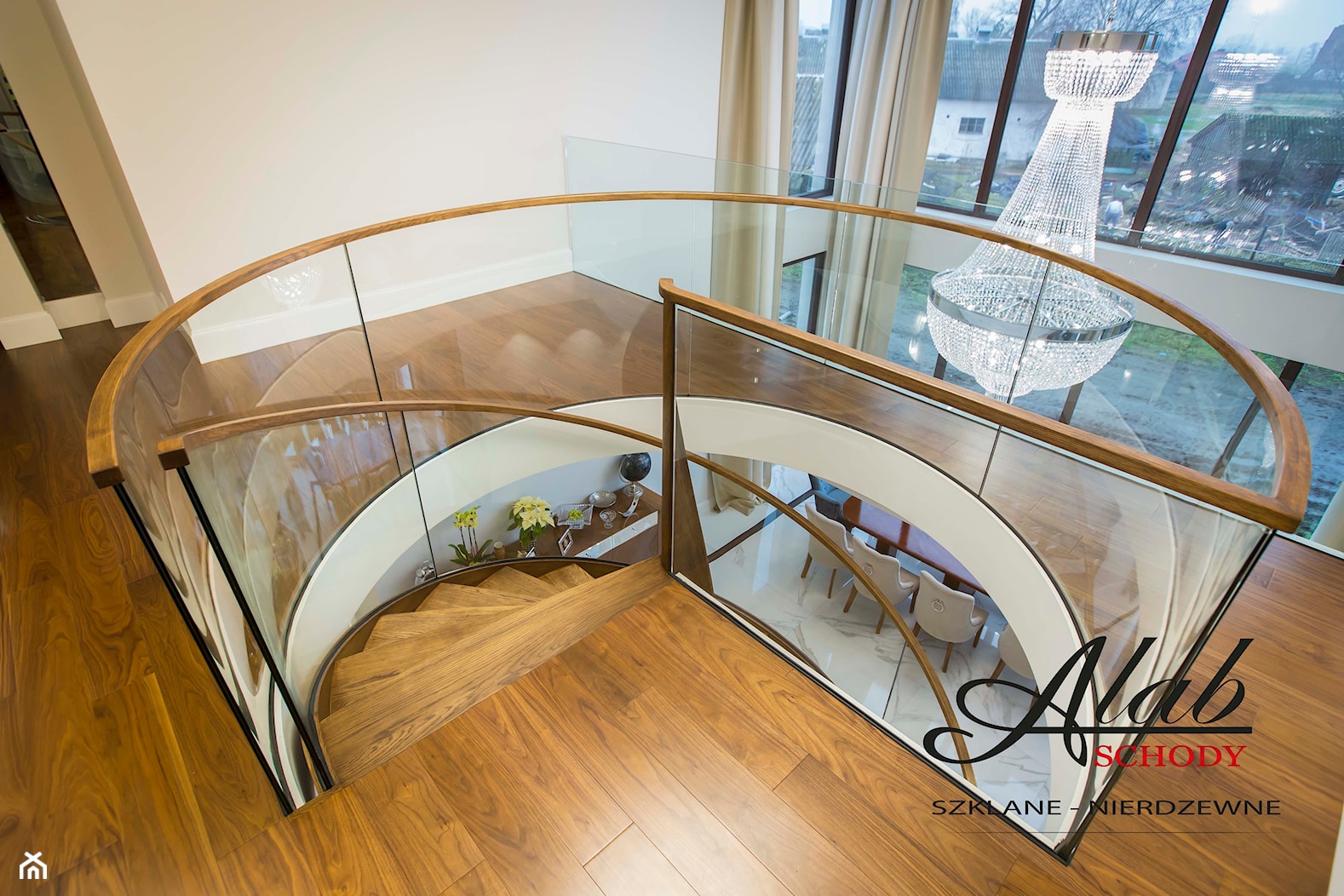 Balustrada szklana z pochwytem drewnianym - zdjęcie od alab balustrady - Homebook