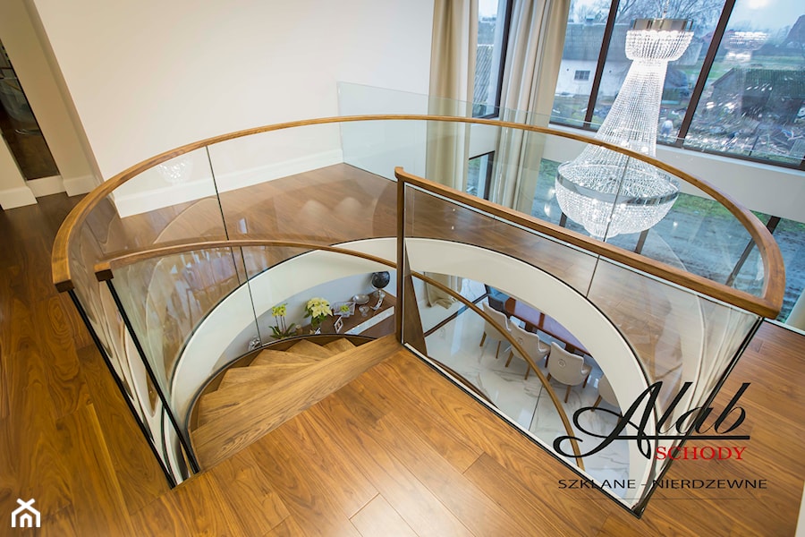 Balustrada szklana z pochwytem drewnianym - zdjęcie od alab balustrady
