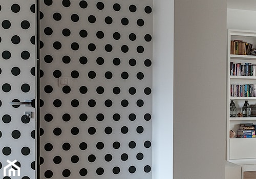 Średni biały czarny hol / przedpokój, styl nowoczesny - zdjęcie od Joanna Korczyńska Fotografia Wnetrz