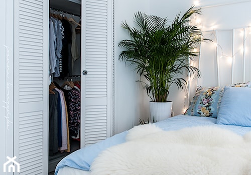 Mała biała sypialnia z garderobą, styl skandynawski - zdjęcie od Joanna Korczyńska Fotografia Wnetrz