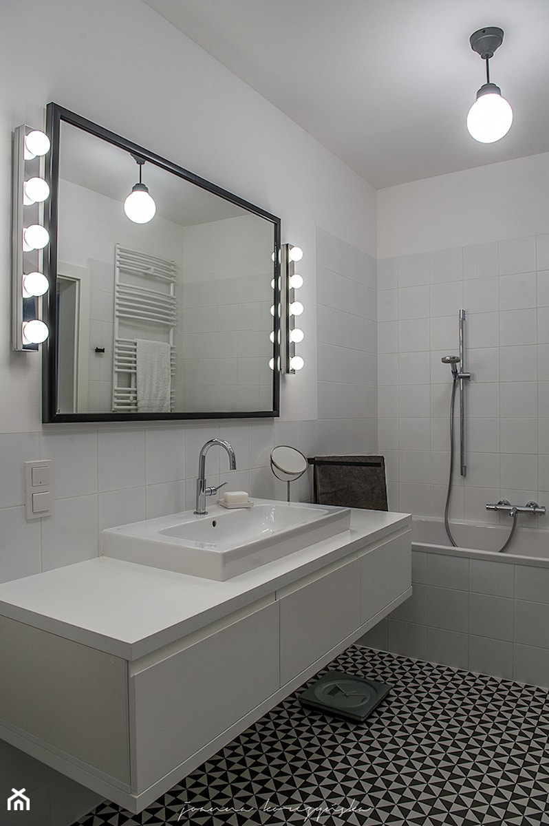 Średnia bez okna z lustrem łazienka, styl nowoczesny - zdjęcie od Joanna Korczyńska Fotografia Wnetrz