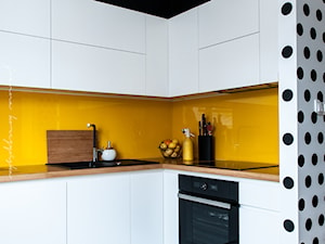 Średnia otwarta z salonem żółta z zabudowaną lodówką z nablatowym zlewozmywakiem kuchnia w kształcie litery l z oknem, styl nowoczesny - zdjęcie od Joanna Korczyńska Fotografia Wnetrz