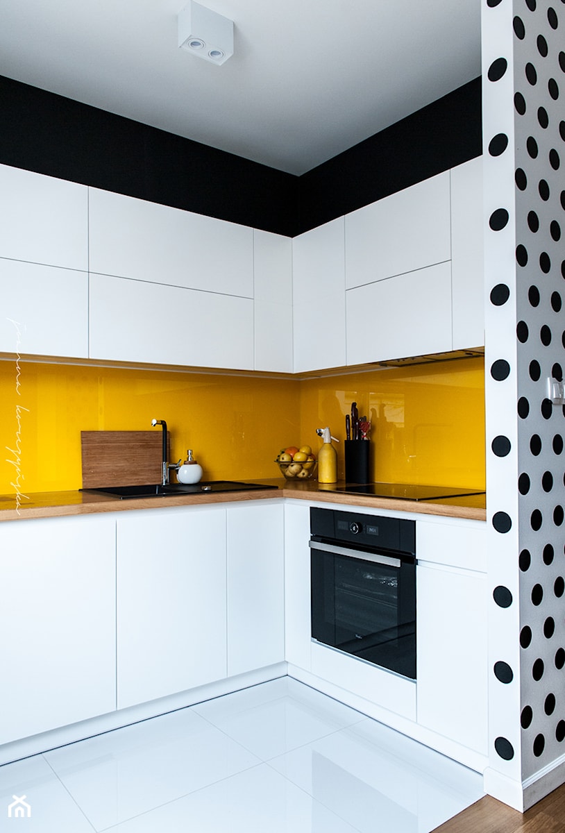 Średnia otwarta z salonem żółta z zabudowaną lodówką z nablatowym zlewozmywakiem kuchnia w kształcie litery l z oknem, styl nowoczesny - zdjęcie od Joanna Korczyńska Fotografia Wnetrz