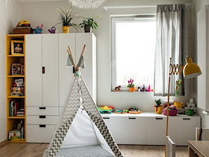 Średni beżowy biały pokój dziecka dla dziecka dla chłopca, styl nowoczesny - zdjęcie od Joanna Korczyńska Fotografia Wnetrz