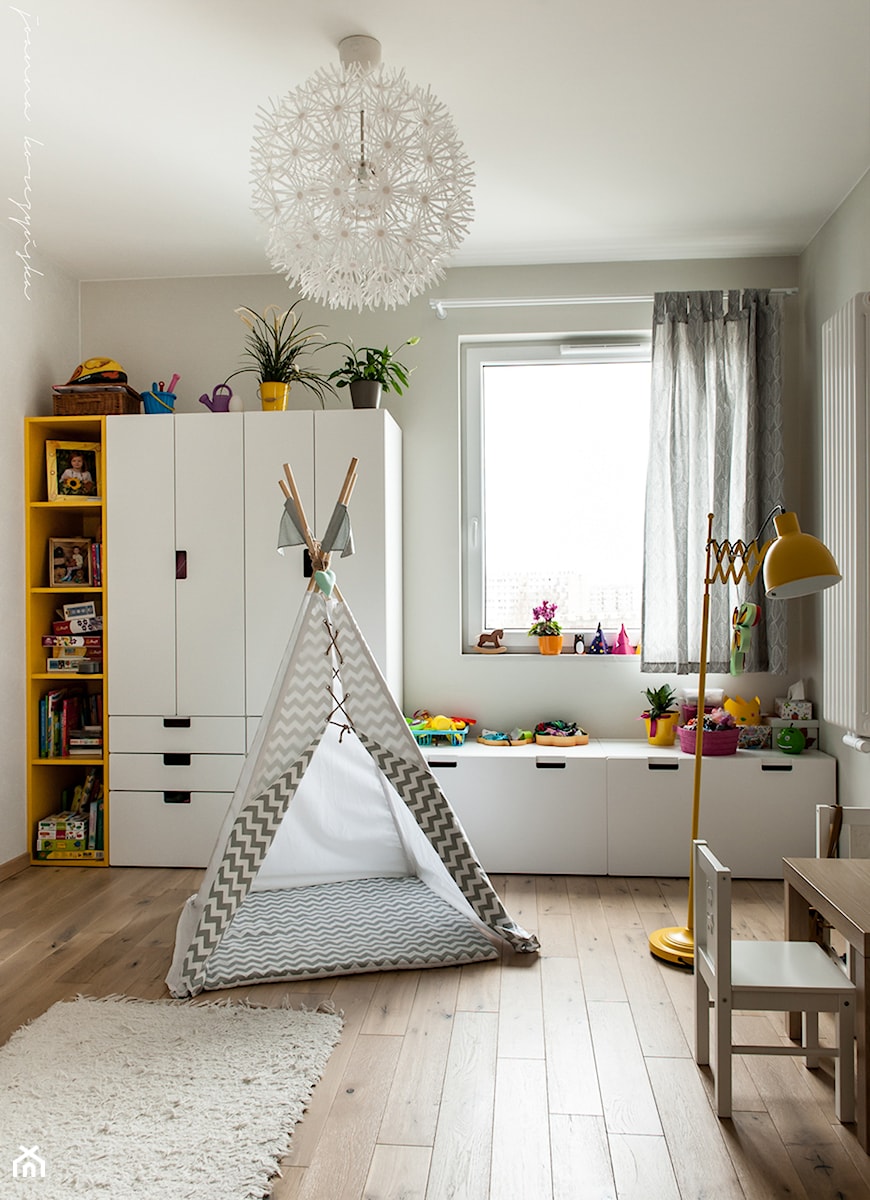 Średni beżowy biały pokój dziecka dla dziecka dla chłopca, styl nowoczesny - zdjęcie od Joanna Korczyńska Fotografia Wnetrz