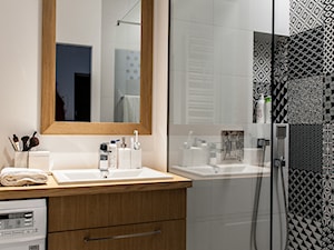 Mała bez okna z pralką / suszarką z lustrem łazienka, styl nowoczesny - zdjęcie od Joanna Korczyńska Fotografia Wnetrz