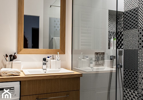 Mała bez okna z pralką / suszarką z lustrem łazienka, styl nowoczesny - zdjęcie od Joanna Korczyńska Fotografia Wnetrz