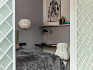 Mała biała czarna z biurkiem sypialnia, styl nowoczesny - zdjęcie od Joanna Korczyńska Fotografia Wnetrz