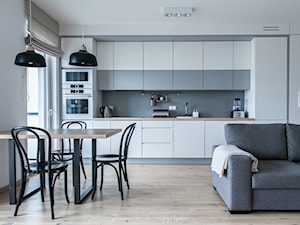 Mały szary salon z kuchnią z jadalnią, styl skandynawski - zdjęcie od Joanna Korczyńska Fotografia Wnetrz