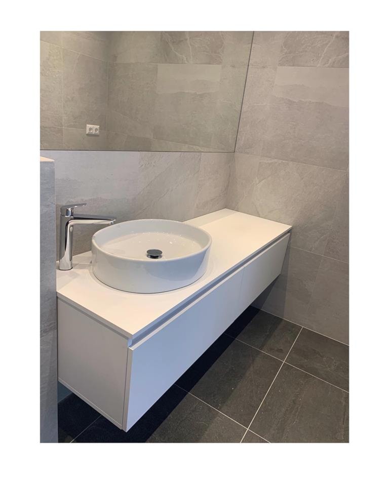 Zabudowa łazienkowa - Średnia bez okna łazienka, styl minimalistyczny - zdjęcie od 4mat_Pracownia Mebli
