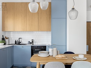 Mieszkanie 60 m² na Mokotowie - Średnia otwarta z kamiennym blatem biała z zabudowaną lodówką z nablatowym zlewozmywakiem kuchnia w kształcie litery l z oknem, styl nowoczesny - zdjęcie od Fuga Architektura Wnętrz