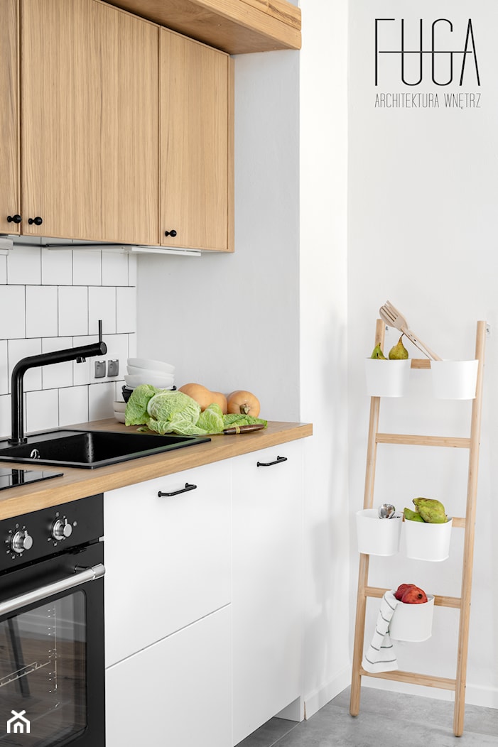 Kawalerka 30 m² - Mała zamknięta biała z zabudowaną lodówką z nablatowym zlewozmywakiem kuchnia jednorzędowa, styl rustykalny - zdjęcie od Fuga Architektura Wnętrz - Homebook