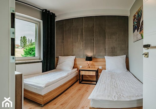 Apartament nad morzem 85m2 - Mała biała brązowa sypialnia, styl nowoczesny - zdjęcie od IDS projektowanie wnętrz