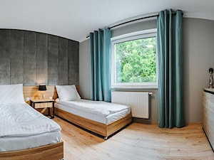 Dwukondygnacyjny apartament nad morzem 95m2 - Średnia szara sypialnia, styl nowoczesny - zdjęcie od IDS projektowanie wnętrz