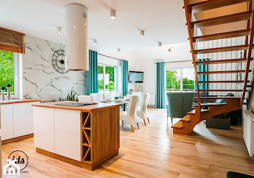 Dwukondygnacyjny apartament nad morzem 95m2 - Duży biały salon z kuchnią z jadalnią, styl nowoczesny - zdjęcie od IDS projektowanie wnętrz