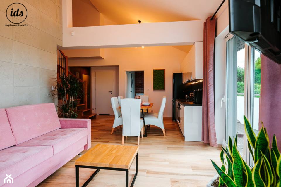 Apartament nad morzem 85m2 - Średni biały salon z jadalnią z tarasem / balkonem, styl nowoczesny - zdjęcie od IDS projektowanie wnętrz - Homebook