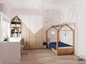 Pokoje dziecięce Hel - Średni biały różowy pokój dziecka dla dziecka dla dziewczynki, styl skandynawski - zdjęcie od IDS projektowanie wnętrz