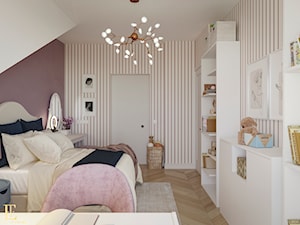 Pokój córki z mobilnymi meblami oraz tapetą w paski - zdjęcie od Elegance of Tailors