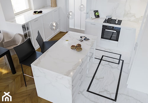 Wnętrza - Średnia otwarta biała z zabudowaną lodówką kuchnia w kształcie litery u z wyspą lub półwyspem z oknem z marmurem nad blatem kuchennym z marmurową podłogą - zdjęcie od Marquardt Design