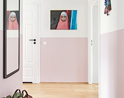 Korytarz z różową lamperią - zdjęcie od CudnieBosko - Homebook