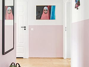 Korytarz z różową lamperią - zdjęcie od CudnieBosko