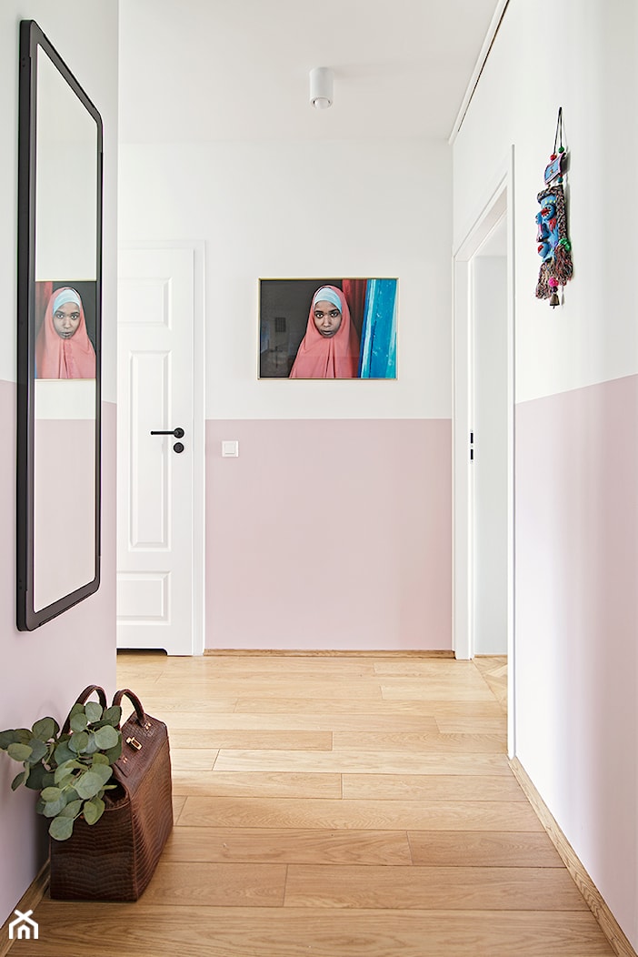 Korytarz z różową lamperią - zdjęcie od CudnieBosko - Homebook