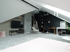 Skromny salon z sypialnią na poddaszu w domu jednorodzinnym pod Krakowem - zdjęcie od Sabaj System