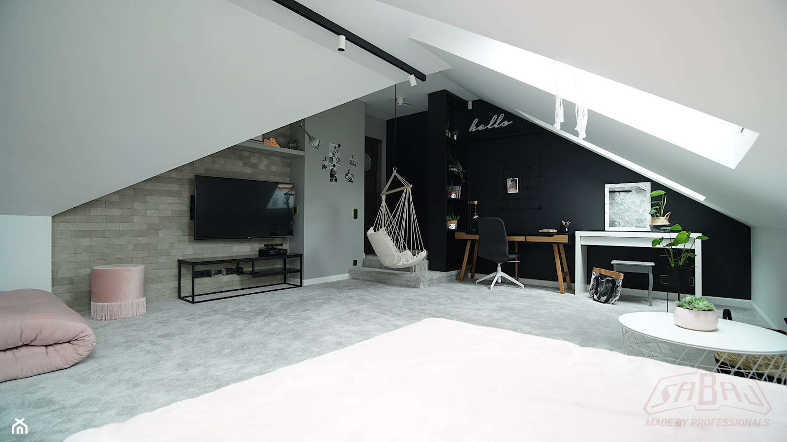 Skromny salon z sypialnią na poddaszu w domu jednorodzinnym pod Krakowem - zdjęcie od Sabaj System - Homebook
