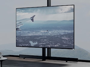 Duży telewizor na tle przeszklonej ściany - zdjęcie od Sabaj System