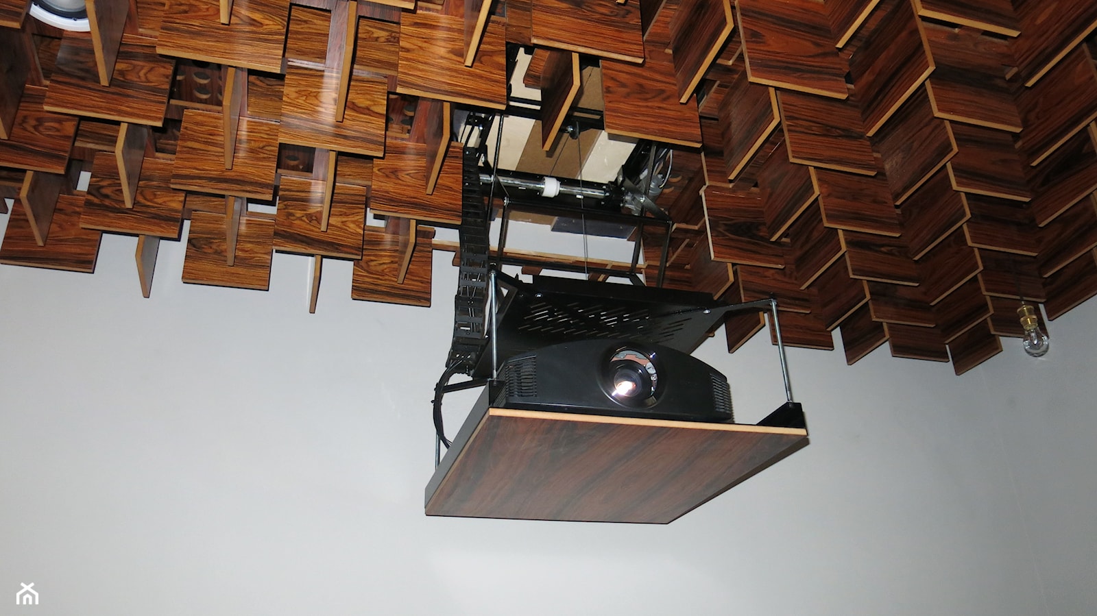 Drewniany sufit z ukrytą windą projektora - zdjęcie od Sabaj System - Homebook