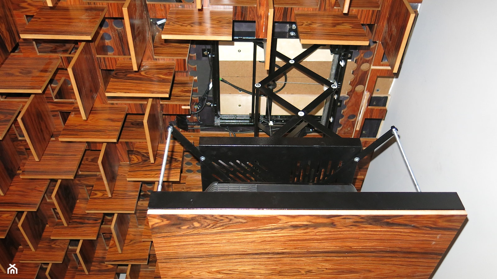 Drewniany sufit z ukrytą windą projektora - zdjęcie od Sabaj System - Homebook