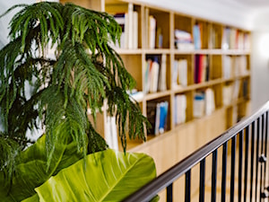 Biblioteczka na antresoli w apartamencie - zdjęcie od Maciej Nowakowski Fotografia Wnętrz