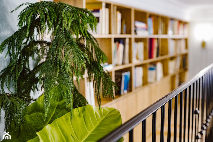 Biblioteczka na antresoli w apartamencie - zdjęcie od Maciej Nowakowski Fotografia Wnętrz