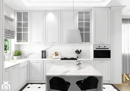 Dom Konstancin - Mała otwarta z salonem biała z zabudowaną lodówką z nablatowym zlewozmywakiem kuchnia w kształcie litery l z wyspą lub półwyspem z marmurem nad blatem kuchennym, styl glamour - zdjęcie od MarbleDesign