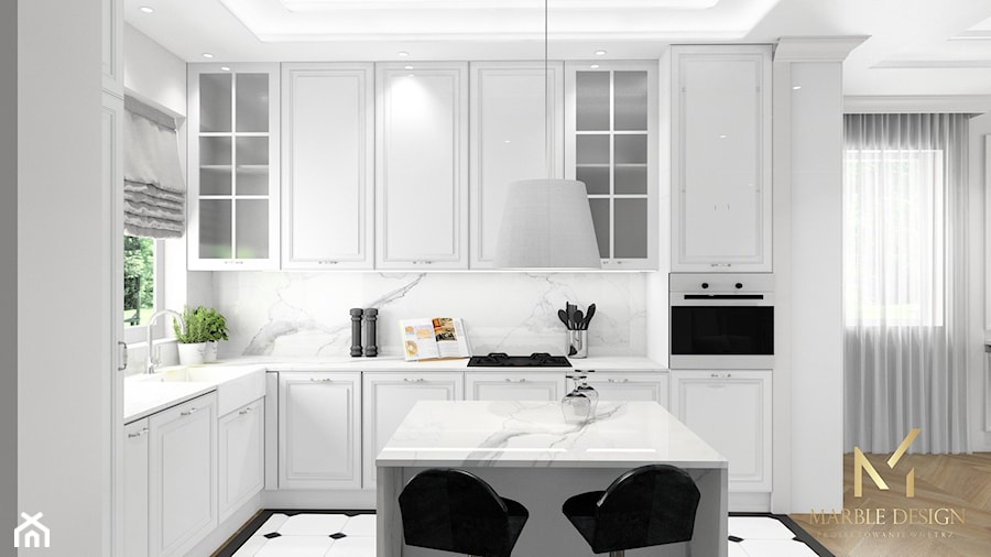 Dom Konstancin - Mała otwarta z salonem biała z zabudowaną lodówką z nablatowym zlewozmywakiem kuchnia w kształcie litery l z wyspą lub półwyspem z marmurem nad blatem kuchennym, styl glamour - zdjęcie od MarbleDesign