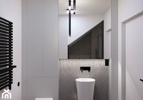 BA - Mała na poddaszu z lustrem z punktowym oświetleniem łazienka, styl nowoczesny - zdjęcie od Cutout Architects