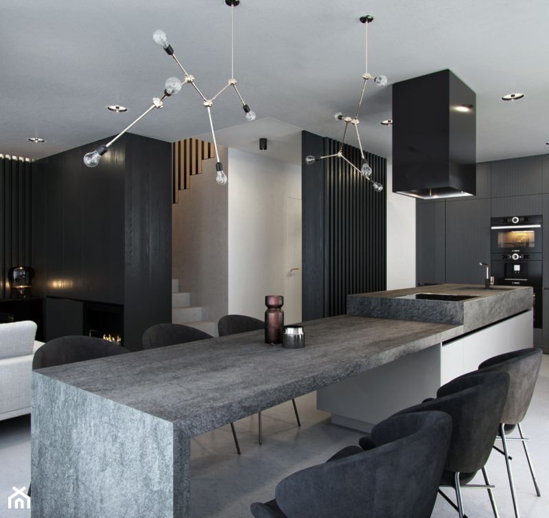 BA - Średnia otwarta czarna szara z zabudowaną lodówką z podblatowym zlewozmywakiem kuchnia jednorzędowa z wyspą lub półwyspem z oknem, styl minimalistyczny - zdjęcie od Cutout Architects