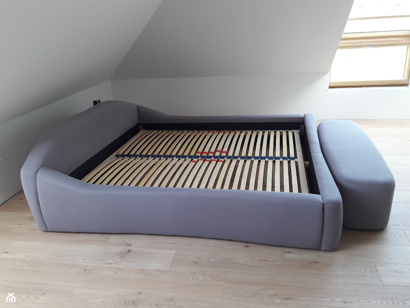 Łóżko z pufą - zdjęcie od ATK Design Pracownia Tapicerska - Homebook
