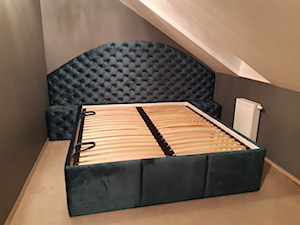 Łóżko, wezgłowie i pufy - zdjęcie od ATK Design Pracownia Tapicerska