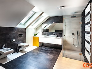 Dom - Duża na poddaszu z dwoma umywalkami łazienka, styl nowoczesny - zdjęcie od COCO Pracownia projektowania wnętrz