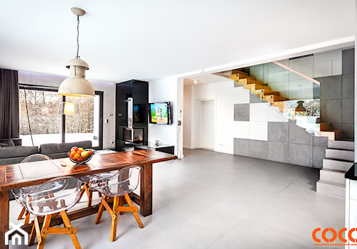 Dom - Schody dwubiegowe drewniane betonowe, styl nowoczesny - zdjęcie od COCO Pracownia projektowania wnętrz