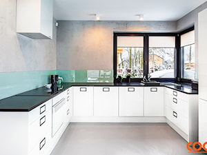 Dom - Duża otwarta z zabudowaną lodówką kuchnia w kształcie litery u z oknem, styl nowoczesny - zdjęcie od COCO Pracownia projektowania wnętrz
