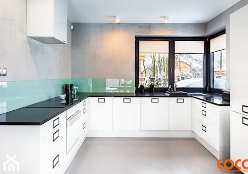 Dom - Duża otwarta z zabudowaną lodówką kuchnia w kształcie litery u z oknem, styl nowoczesny - zdjęcie od COCO Pracownia projektowania wnętrz