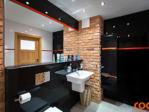 Łazienka - Średnia bez okna z dwoma umywalkami ze szkłem na ścianie z punktowym oświetleniem łazienka - zdjęcie od COCO Pracownia projektowania wnętrz