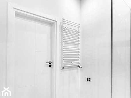 Aranżacje wnętrz - Łazienka: Lustrzana łazienka - COCO Pracownia projektowania wnętrz. Przeglądaj, dodawaj i zapisuj najlepsze zdjęcia, pomysły i inspiracje designerskie. W bazie mamy już prawie milion fotografii!
