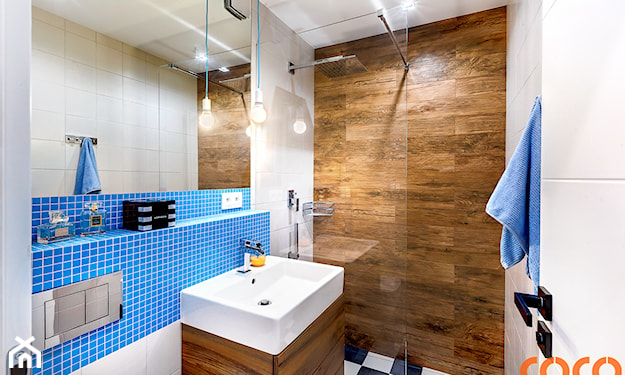 łazienka w stylu eklektycznym z drewnem i mozaiką na ścianach
