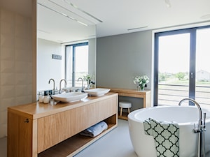 Dom własny - Średnia z lustrem z dwoma umywalkami łazienka z oknem - zdjęcie od zonaarchitekci