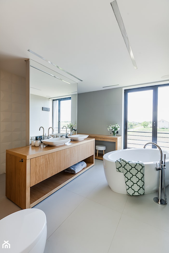 Dom własny - Średnia z lustrem z dwoma umywalkami łazienka z oknem - zdjęcie od zonaarchitekci - Homebook
