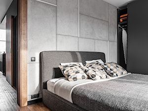 Mieszkanie dla mężczyzny - Mała czarna szara sypialnia z garderobą, styl nowoczesny - zdjęcie od zonaarchitekci