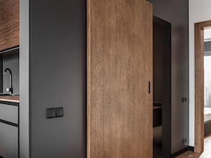 Mieszkanie dla mężczyzny - Mały czarny hol / przedpokój, styl nowoczesny - zdjęcie od zonaarchitekci